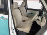 【ベンチシート】足元広々で運転席&hArr;助手席間の移動がラクラクです♪内装ルームクリーニング済みで、しっかり綺麗にしています。是非、お確かめください。
