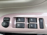 【電動格納ミラー】サイドミラーは電動格納式となっており、狭い駐車場でもキズがつくリスクを抑えられます。