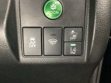 Hondaセンシング用の、VSA(ABS+TCS+横滑り抑制)解除と路外逸脱抑制機能のオンオフスイッチなどはハンドルの右側に装備しています。燃費に役立つECONボタンもここです。