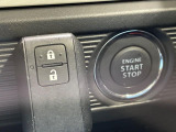 【キーレススタートシステム】カバンやポケットに入れたままでもドアの施錠・解錠が可能なスマートキーを装備。エンジンのオン・オフ時もカギを取り出す必要が無いからとっても便利です♪