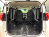 後席を格納すると、これだけの広さが!シーンに合わせたシートアレンジで、大きな荷物も積むことが出来ます♪