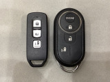スマートキー付きですからドアロックの開閉およびエンジンスタートが楽々です。電動スライドドアの開け閉めもボタンで操作できます。加えて、純正リモコンエンジンスターター用の操作キーもついています。