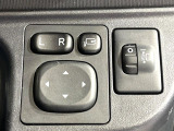【電動格納ミラー】サイドミラーは電動格納式となっており、狭い駐車場でもキズがつくリスクを抑えられます。