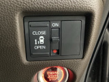 左側電動スライドドアは運転席からでも操作ができるように、ハンドル付近に開閉の操作スイッチが付いています。