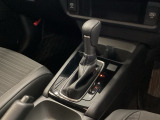 シンプルでとても使いやすいフロアシフトに、パーキングブレーキはハンドタイプのサイドブレーキです。