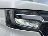 【LEDヘッドライト】悪天候や夜間走行時も良好な視界を確保し安心して運転できる高輝度LEDヘッドライトを装備!点灯速度が早く、消費電力も抑えられています。