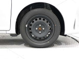 スチールホイールを装着しており、タイヤサイズは185/60R/15です。