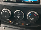 【オートエアコン】一度お好みの温度に設定すれば、車内の温度を検知し風量や温度を自動で調整。暑い&hellip;寒い&hellip;と何度もスイッチ操作をする必要はありません。快適な車内空間には必須の機能ですね♪