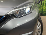 【LEDヘッドライト】悪天候や夜間走行時も良好な視界を確保し安心して運転できる高輝度LEDヘッドライトを装備!点灯速度が早く、消費電力も抑えられています。