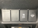 VSA装備車です。VSAはドライバーの操作と車の動きを見守っています。もし車の挙動が乱れたとき、4輪別々にブレーキをかけたり、エンジンパワーをしぼることによって車を安定させます。