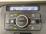 【オートエアコン】一度お好みの温度に設定すれば、車内の温度を検知し風量や温度を自動で調整。暑い&hellip;寒い&hellip;と何度もスイッチ操作をする必要はありません。快適な車内空間には必須の機能ですね♪