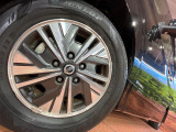 【純正15インチアルミホイール】外観にマッチした純正アルミホイールを装着しております。各種社外アルミホイールや、スタッドレスタイヤも取扱いしております。是非ご相談ください♪