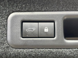 【パワーバックドア】スマートキーや運転席のボタンを押すだけでリアゲートが自動で開閉します!荷物を持っている時や、高い位置にあるバックドアを閉める際に便利な機能です♪