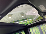 【ガラスルーフ】ガラスルーフ搭載で車内の解放感が一気にアップ!開放的なドライブをお楽しみいただけます。