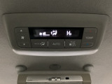 ルーフ中央にエアコン操作パネルがついていますので、2列目・3列目にお乗りの方も快適に過ごせます。