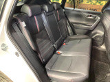 後部座席も気になるようなキズ・汚れやへたり等、大きなダメージはなく、良好な状態です。