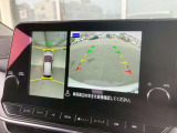 アラウンドビューモニター。上空から見下ろしているかのような映像を映し出して周囲を確認し、スムースな駐車をアシストします。