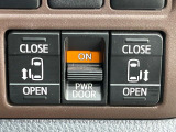 【両側パワースライドドア】スマートキーや運転席のスイッチで後席両側スライドドアの開閉が可能♪電動だから力を入れてドアを開ける必要が無く、小さなお子様でも簡単に開け閉めでき快適です♪