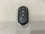 リモコンエンジンスターターを装備しています。操作キーはスマートキーも兼用しており、鍵を差し込むことなくドアロックの開け閉めと、スタートボタン操作でのエンジンスタートができます。