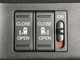 【両側パワースライドドア】スマートキーや運転席のスイッチで後席両側スライドドアの開閉が可能♪電動だから力を入れてドアを開ける必要が無く、小さなお子様でも簡単に開け閉めでき快適です♪