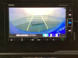 バックでの車庫入れも安心です! リアカメラが付いているバックモニター付のナビを装備しております。操作線もついており距離感も画面から確認できます。