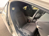 窮屈を感じさせない運転席周りになっています!