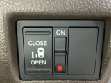 左側電動スライドドアは運転席からでも操作ができるように、ハンドル付近に開閉の操作スイッチが付いています。