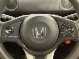 ハンドルにHondaセンシング系のクルーズコントロールやレーンキープアシストなどのスイッチと、オーディオの操作スイッチが装備されています。ハンドルから手を離さず安全に操作できます。