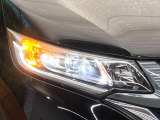 【LEDヘッドライト】悪天候や夜間走行時も良好な視界を確保し安心して運転できる高輝度LEDヘッドライトを装備!点灯速度が早く、消費電力も抑えられています。