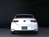 スタイリッシュなリヤビューもMAZDA3セダンの人気の理由です。後方から見ても安定感の有る美しいフォルムが特徴です。