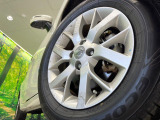 【純正15インチアルミホイール】外観にマッチした純正アルミホイールを装着しております。各種社外アルミホイールや、スタッドレスタイヤも取扱いしております。是非ご相談ください♪