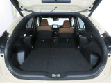 大きな開口幅で荷物を出し入れしやすいのが魅力のラゲージスペースです!リヤシートのシートバックの工夫で、更に積載容量が広くなり、よりたくさんの荷物の収納・長尺の荷物の収納が可能になります♪
