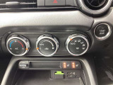 オート式エアコンは操作性が良好です。運転席と助手席にはシートヒーターが装備されており、座面と背もたれをすばやく温め、寒い時期にも快適な運転環境を提供します。