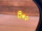 【ブラインドスポットモニター】走行中、ドアミラーの死角になりやすい箇所に後続車が接近するとサイドミラーのレンズに警告を表示!ドライバーに注意喚起をしてくれます。