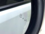 【ブラインドスポットモニター】走行中、ドアミラーの死角になりやすい箇所に後続車が接近するとサイドミラー付近に警告を表示、ドライバーに注意喚起をしてくれます。