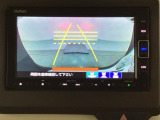 バックでの車庫入れも安心です! リアカメラが付いているバックモニター付のナビを装備しております。操作線もついており距離感も画面から確認できます。