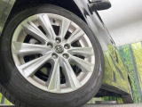 【純正アルミホイール】外観にマッチした純正アルミホイールを装着しております。各種社外アルミホイールや、スタッドレスタイヤも取扱いしております。是非ご相談ください♪