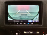 バックでの車庫入れも安心です! リアカメラが付いているバックモニター付のディスプレイオーディオを装備しております。操作線もついており距離感も画面から確認できます。