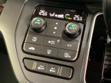 【オートエアコン】一度お好みの温度に設定すれば、車内の温度を検知し風量や温度を自動で調整。暑い&hellip;寒い&hellip;と何度もスイッチ操作をする必要はありません。快適な車内空間には必須の機能ですね♪