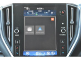 Apple CarPlay/Android Autoに対応しスマートフォンにインストールされているアプリを大画面に表示して使用できるほか、音声認識による操作も可能です。