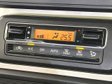 【オートエアコン】一度お好みの温度に設定すれば、車内の温度を検知し風量や温度を自動で調整。暑い&hellip;寒い&hellip;と何度もスイッチ操作をする必要はありません。快適な車内空間には必須の機能ですね♪