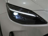 悪天候や夜間走行時も良好な視界を確保し安心して運転できる高輝度LEDヘッドライトを装備!省電力&長寿命。見た目もクールです。