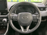 【純正革巻きステアリング】上質な革を使用することで、手にしっかり馴染みとても運転しやすいハンドルです♪