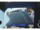リヤカメラ付きなので、シフトレバーをリバースにすると連動してカメラ映像に切り替わります。