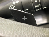 【パドルシフト】ハンドルから手を離さずに素早くシフトアップ&ダウンができるので、エンジンブレーキを使う下り坂や高速道路の合流で加速したい場面で役立ちます。