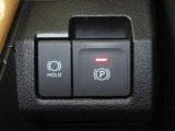 電動パーキングブレーキ&オートブレーキホールド機能付。「HOLD」スイッチを押しシステムONの状態にしておくことで信号待ちでブレーキを踏んで停車時ブレーキペダルから足を離してもブレーキを保持。楽です。