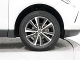 純正アルミホイールを装備、タイヤサイズは225/60R18です。