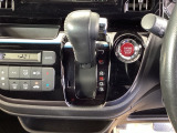 自然に手が届き、操作性の良いインパネシフトに、パーキングブレーキは、フットブレーキタイプなので、運転席と助手席の間はすっきりしています。