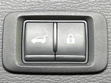 【パワーバックドア】スマートキーや運転席のボタンを押すだけでリアゲートが自動で開閉します!荷物を持っている時や、高い位置にあるバックドアを閉める際に便利な機能です♪