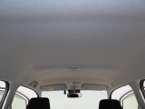 【車内天井】目立つ汚れもなく、清潔感のある状態を保っています。